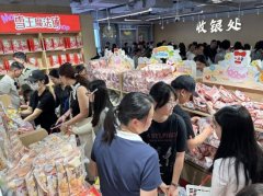 开箱大陆国民手摇饮「蜜雪冰城」总部！游客狂