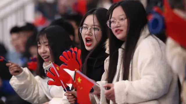 中国女人在观众台上
