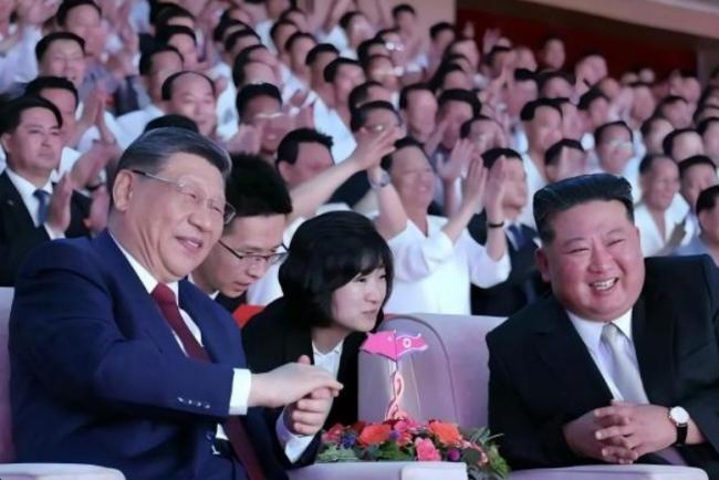 习近平彭丽媛罕见戴眼镜 照片惨遭封杀 习近平彭丽媛罕见戴眼镜 照片惨遭封杀