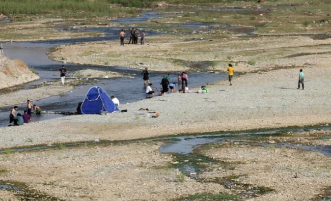 美军炸毁伊朗水库 酷热天气下2万人断水