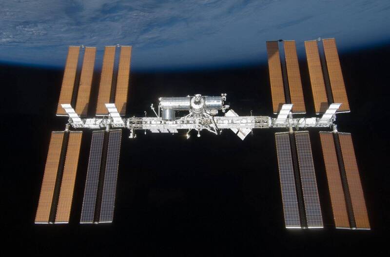 国际太空站（ISS）俄罗斯舱段一处转接通道近日空气外泄恶化，导致美国太空总署（NASA）一度下令5名太空人进入停靠在太空站上的SpaceX「自由号」龙飞船避难，准备因应可能撤离。（法新社）