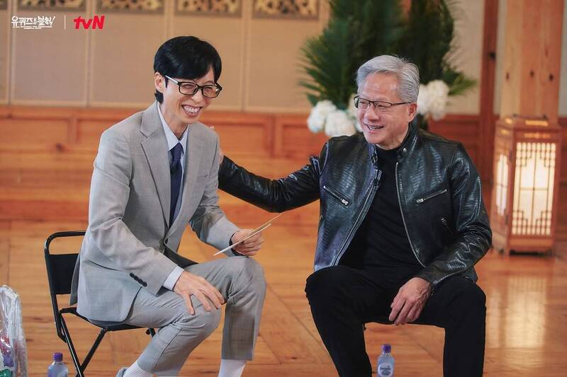 辉达执行长黄仁勋接受南韩国民主持人刘在锡采访。(图撷自「youquizontheblock」IG) 辉达执行长黄仁勋接受南韩国民主持人刘在锡采访。(图撷自「youquizontheblock」IG)