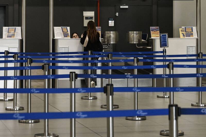 欧盟12日就航空旅客权益法规改革方案达成共识。图为希腊机场的旅客。（法新社档案照）