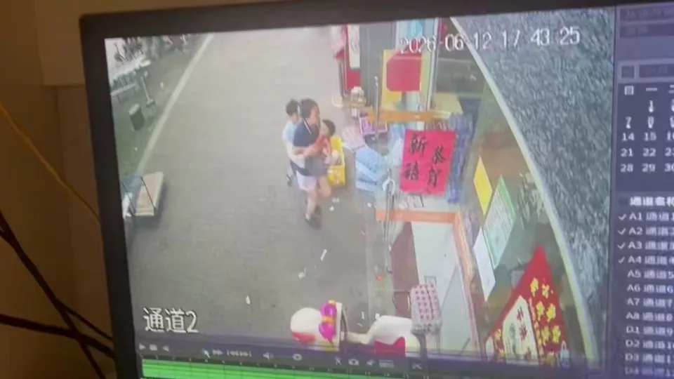3岁男童小区大堂内玩耍时,被大理石桌砸中身亡