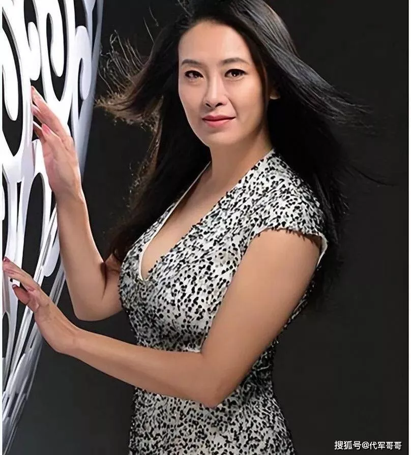 56岁贾妮近况曝光!与申军谊分手后嫁给谢晓辛,儿子成为她的骄傲