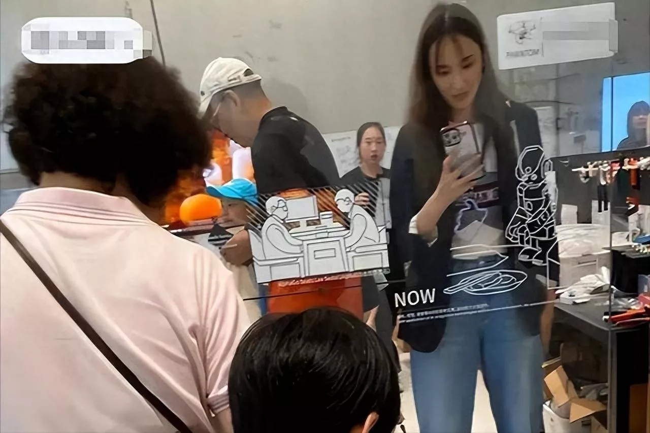 46岁吴佩慈：颧骨突出法令纹明显，独自带四娃