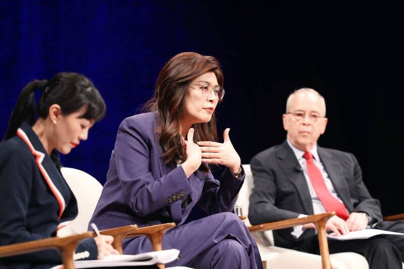 国民党主席郑丽文（中）台湾时间6月9日受邀到亚洲协会（Asia Society）纽约总部，参加一公开座谈。 （资料照，取自郑丽文脸书）