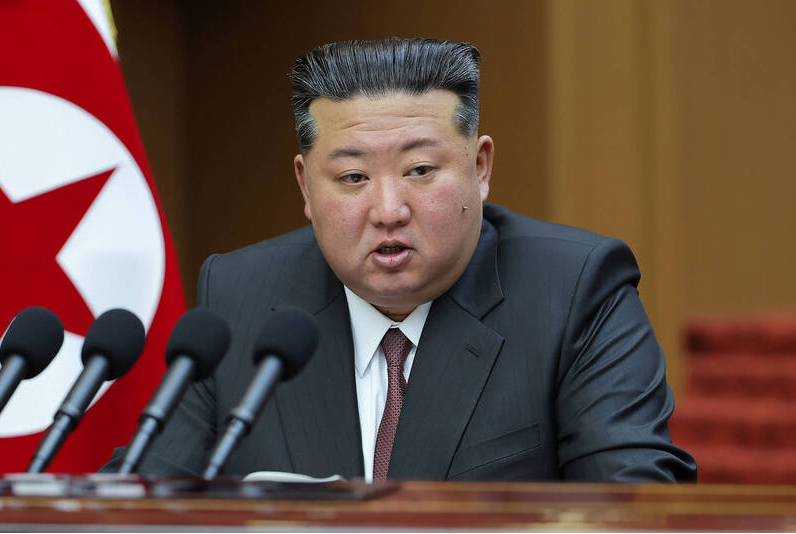 北韩领导人金正恩在党内会议上誓言加快国家军事建设。(美联社) 北韩领导人金正恩在党内会议上誓言加快国家军事建设。(美联社)
