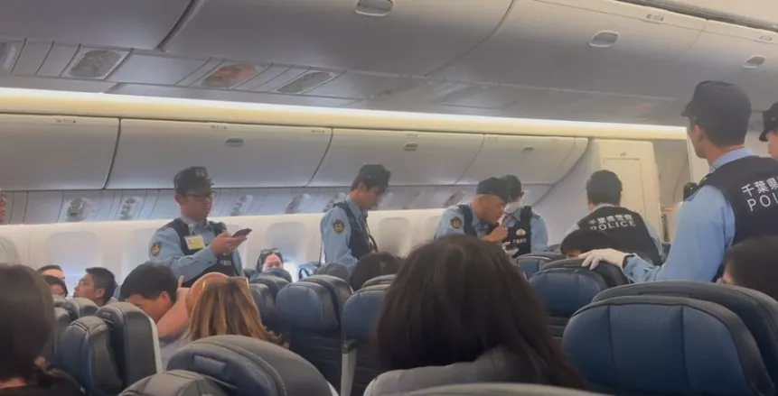 美联航备降内幕曝光！大妈朝空姐扔餐具、吐口水…
