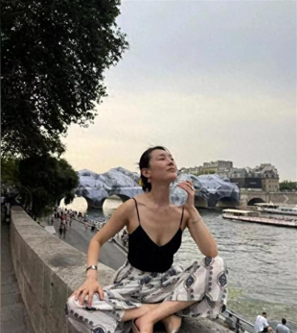 她是大家熟悉的演员,不拍戏在法国洗碗谋生