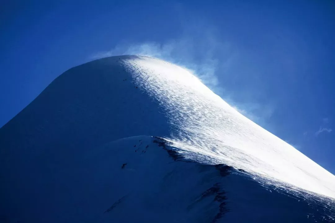 正规的登山几乎都关了，“黑户黑攀”拿命冒险