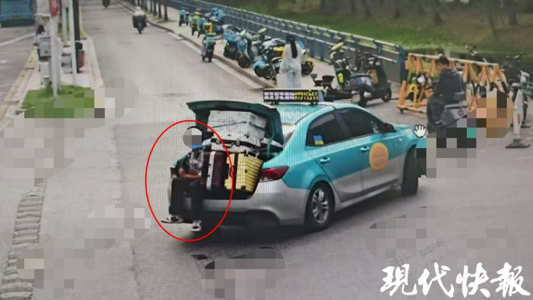 出租车后备箱放多个行李箱还坐了个人 咋回事?