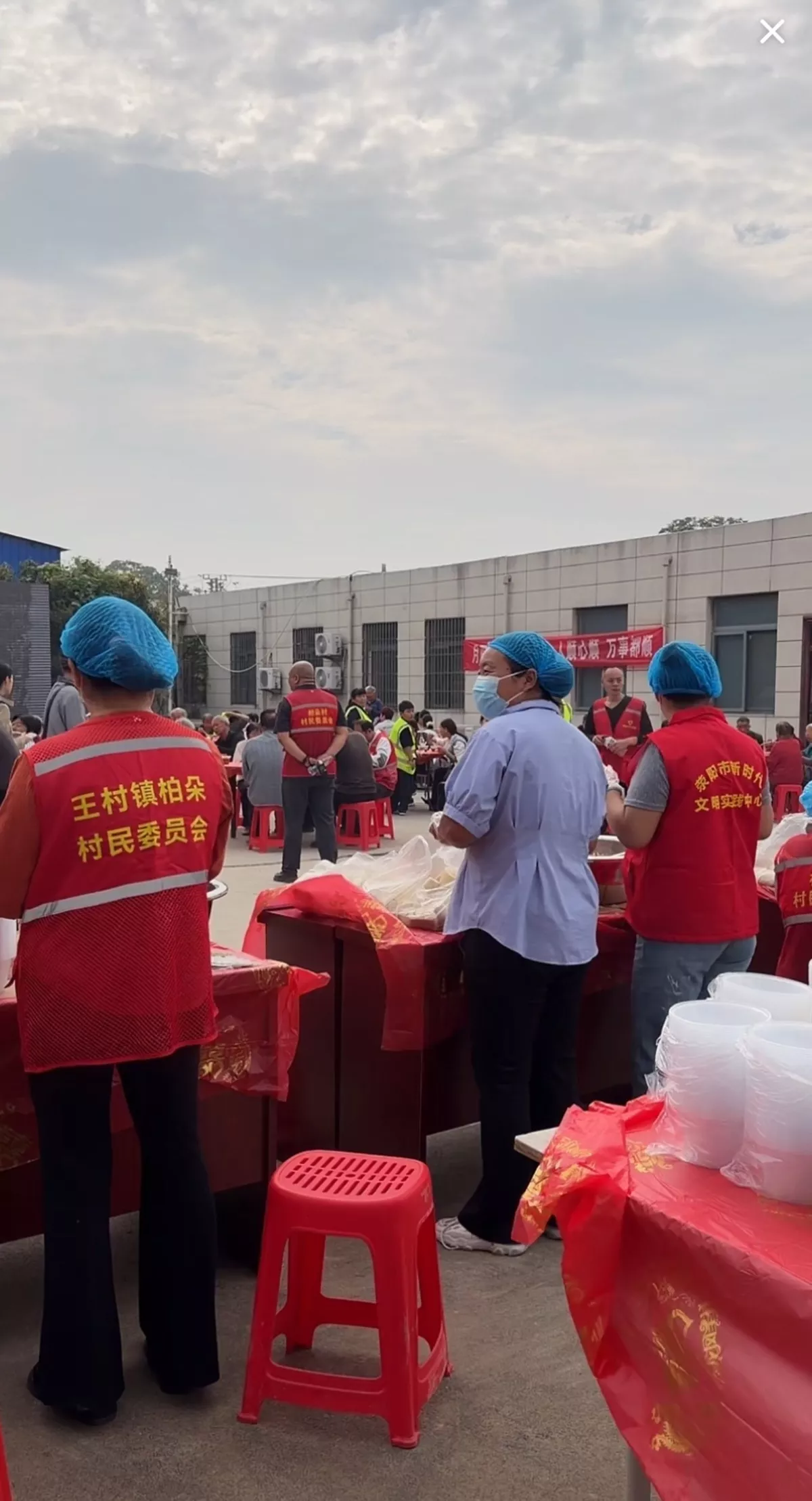 志愿者们正在服务村民和游客(当事人供图)